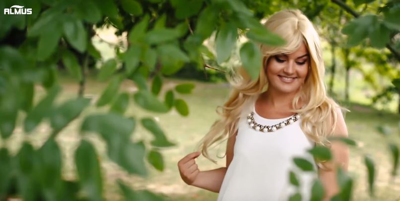 Andi Shkoza publikon këngën “Bjondinë lajkatare” në një version të ri