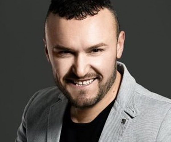 Në ditën e tij të Lindjes këngëtari i mirënjohur Altin Sulku bëhet baba.